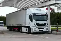 =Iveco Sattelzug steht auf einer Tankanlage an der A7, 09-2017