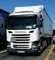 =Scania R 450-Sattelzug steht auf einem Rastplatz südlich von Mailand, 09-2017