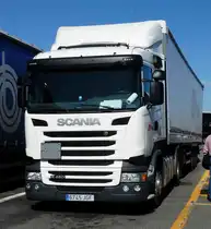 =Scania R 450-Sattelzug steht auf einem Rastplatz südlich von Mailand, 09-2017