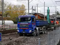 MAN mit Mulde auf der Baustelle der ZB im Bahnhof Interlaken Ost am 30.10.2017