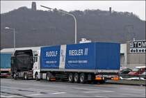 Es gibt auch weirussische Speditionen die  etwas mehr  Geld haben. Ein MAN TGA 18.440(?) von Rudolf Riegler aus Minsk verbringt das Wochenende mit zwei weiteren Lkws am Stadtrand von Hagen.
Das Unternehmen hat sich auf den Transport von/nach Russland(!), Ukraine, andere GUS-Staaten, Litauen, Polen, Rumnien und Westeuropa spezialisiert.