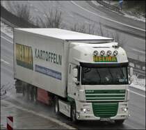 DAF XF105.460(?)  SuperSpaceCab  von HELMA KARTOFFELN Lebensmittel-Khltransporte ist bei Ldenscheid in Richtung Norden unterwegs. Helma wurde als Vertriebsgeselschaft in den 1980er Jahren gegrndet. Der Firmensitz ist in Heeslingen - Wense zwischen Hamburg und Bremen. (23.01.2009)
