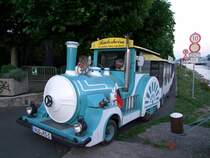 Das  Rdesheim-Bhnle  erwartet bei der Schiffsanlegestelle Ausflugsgste, zu einer kleinen Stadtrundfahrt; 080827 