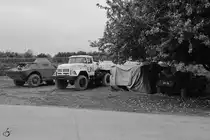 Ein LKW Zil-131 in UN-Farben und ein Spähpanzer BRDM-2 im Imperial War Museum Duxford. (September 2013) 