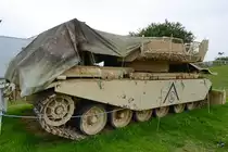 Ein adgedeckter britischer Kampfpanzer Centurion AVER 165 im Imperial War Museum Duxford. (September 2013) 