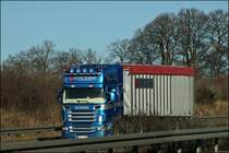 Dieser norwegische SCANIA Topline R420(?) der Spedition EUROLINK ist zwischen Hagen und Wuppertal unterwes. Aufllig ist die Lackierung und das Amaturenbrett ist mit Stoff berzogen. Billig ist sowas ganz sicher nicht.... EUROLINK hat sich auf den Transport von Holzschnitzel, Holzabflle, Dnger, Getreide und losen Schttgtern auf der Route Skandinavien ->Deutschland/Frankreich/Italien spezialisiert. (25.01.2009)
