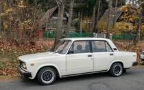 Tiefgesetzter Lada 2105 alias Lada Nova, gesehen am 12.11.2017. 