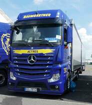 =MB Actros-Hängerzug der Spedition  BAUMGÄRTNER  steht beim Country-, Trucker- und Streetfoodfestival Fulda im Juli 2017