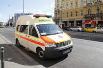 Krankentransportwagen KTW auf VW T5 des privaten ungarischen Rettungsdienst  Váradi Mentöszolgálat  in Budapest am 3. Juli 2017 