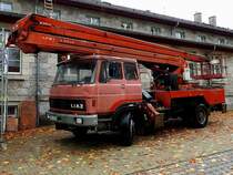 LIAZ mit Arbeitsbühne, am Bahnhofvorplatz von Bayerisch-Eisenstein; 171003