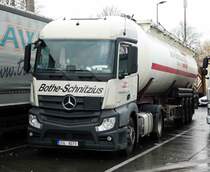 =MB Actros-Tankzug von  BOTHE-SCHNITZIUS  steht auf einem Rastplatz an der A3 im November 2017