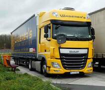 =DAF XF-Sattelzug der Spedition WABERER`S steht auf einem Rastplatz an der A 3 im November 2017