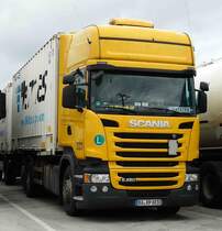 =Scania R 450-Hängerzug steht auf einem Rastplatz an der A 3 im November 2017