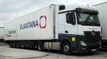 =MB Actros-Sattelzug der Spedition VLANTANA steht auf einem Rastplatz an der A 3 im November 2017
