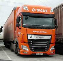 =DAF-Sattelzug der Spedition SKAT steht auf einem Rastplatz an der A 3 im November 2017