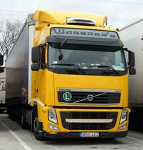 =Volvo-Sattelzug der Spedition WABERER`S steht auf einem Rastplatz an der A 3 im November 2017
