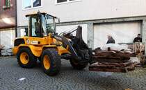 =Volvo-Radlader der Firma LOHFINK steht auf einer Baustelle in Fulda, 11-2017