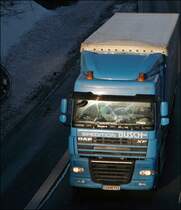 DAF XF105.460  SpaceCab  von BUSCH ist in Richtung Heimat unterwegs und wird bei L�denscheid von der Sonne erfasst. (08.01.2009)
