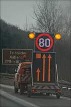 Die LED-Vorwarntafel mit dem VW T4 vor der Talbrcke Kattenohl bei Hagen. Die Brcke befindet sich auf 290 Meter ber NN. 
Zwischen Hagen und Meinerzhagen wird ein Hhenunterschied von ca. 426 Meter berwunden.