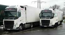 =2 Volvo-Sattelzüge von GIRTEKA stehen auf einem Rastplatz an der A 3 im November 2017