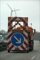 Die Absperrtafel wird vom MAN FE360A gezogen. (13.01.2009)