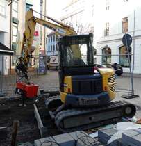 =Komatsu-Bagger der Firma Lohfink steht auf einer Baustelle in Fulda, 11-2017