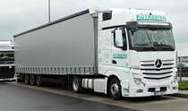 =MB Actros-Sattelzug der Spedition  KÜTAservis  steht auf einem Rastplatz an der A 3 im November 2017