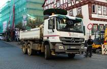 =MB Actros-Kipper der Firma LOHFINK steht auf einer Baustelle in Fulda, 11-2017