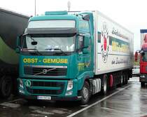 =Volvo FH-Sattelzug der Obstanbauers  NUSTER  steht auf einem Rastplatz an der A 3 im November 2017