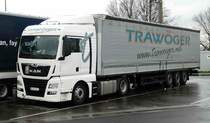 =MAN-Sattelzug der Spedition TRAWÖGER steht auf einem Rastplatz an der A 3 im November 2017