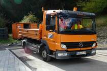 =MB Atego 818 des Strassenbauers FAUST steht im November 2017 in Taunusstein