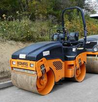 =Bomag-Walze BW 100 AD des Strassenbauers FAUST steht im November 2017 in Taunusstein