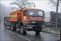 Dichter Nebel zog am 16.12.2008 durch das Sauerland. Atego 1828 mit Absperrtafel auf einem Parkplatz bei Meinerzhagen.
