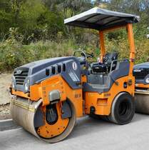 =HAMM HD 14 des Strassenbauers FAUST steht im November 2017 in Taunusstein