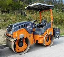 =HAMM HD 13 des Strassenbauers FAUST steht im November 2017 in Taunusstein