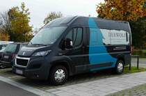 =Peugeot Boxer eines Fahrradhändlers steht im Oktober 2017 in Bad Neustadt