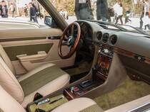 Interieur eines anspruchsvoll restaurierter Mercedes-Benz R107. Foto: Hungaroring Classic am 01.10.2017.