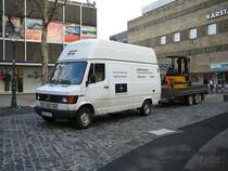 Mercedes Benz T1 des Transportunternehmens Niklasch nach schwerer Verladearbeit auf dem Borgiasplatz in Fulda am 26.01.2009