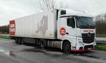 =MB Actros-Sattelzug von  FARM TRANS  rastet im November 2017 an der A3