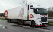 =MB Actros-Sattelzug von  FARM TRANS  rastet im November 2017 an der A3