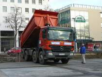 Mercedes Benz Actros 4141 der Firma  Wende Erdbau  bei Abkipparbeiten auf dem Uni-Platz in Fulda
