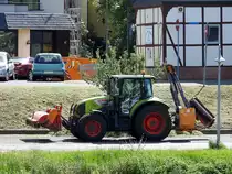 CLAAS-410 ARION; befindet sich in Zell/Mosel sozusagen zwischen seiner Arbeit; 170612