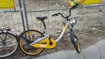 oBike-Leihrad in Berlin. Der Leihradanbieter aus Singapur will in Deutschland Fuß fassen. In München führte dies schon zu Fahrradbergen in Grünanlagen; in Berlin sieht man die Räder seit einigen Wochen vereinzelt.

Sie sind deutlich einfacher als die der etablierten Anbieter Nextbike und Call a Bike (in Berlin: Lidl Bike), sie verfügen über keine Gangschaltung, rudimentäre Schutzbleche und eher einfache Bauteile. Die Fahrt ist mit 1€/30 Minuten preiswert, zudem werden echte Flatrate-Tarife angeboten.

Am Bhf. Ostkreuz, 10.12.2017