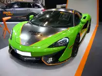 McLaren 570S Coupe. Der kleine Sportwagen der McLaren Automanufaktur wird seit Oktober 2015 in kleinster Stückzahl produziert. Im Juni 2017 wurde noch eine Roadster Version vorgestellt. Der als Mittelmotor verbaute V8-motor hat einen Hubraum von 3799 cm³ und leistet, dem Modellnamen entsprechend 570 PS. Die Höchstgeschwindigkeit dieses straßentauglichen Boliden liegt bei ca. 330 km/h. Essen Motor Show am 09.12.2017.