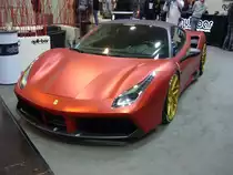 Ferrari 488 GTB. Dieses Modell wurde 2015 auf dem Genfer Auto Salon vorgestellt und befindet sich immer noch im aktuellen Verkaufsprogramm. Das abgelichtete Coupe ist mit einer interessanten, mattierten Folierung beklebt. Der als Mittelmotor verbaute V8-motor hat einen Hubraum von 3902 cm³. Durch Biturbo-Technik bringt es der Motor auf eine Leistung von 670 PS, die den Wagen bis auf eine Höchstgeschwindigkeit von 330 km/h beschleunigen können. Essen Motor Show am 09.12.2017.