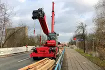 Ein Manitou Gabelstapler steht auf der Zscherbener Straße in Halle (Saale) während der kürzlichen Brückensanierung. Im Hintergrund ist noch ein Mammoet Kran angedeutet. [26.11.2017 | 13:15 Uhr]