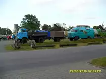 W50 LA 2 mal einmal als Kipper mit Anhänger HL-10 und einmal als Koffer der zum Reisemobil umgebaut wurde in Ludwigsfelde auf dem Stadtplatz Bild habe ich am 29.05.2015 gemacht.