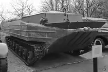 Das ungepanzerte Amphibienfahrzeug K-61 im Nationalen Museum der Geschichte der Ukraine im 2. Weltkrieg. (Kiev, April 2016)