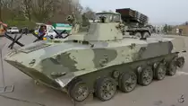 Ein im Ost-Ukraine-Konflikt zerstörter Luftlandepanzer BMD-1. (Kiev, April 2016)