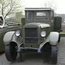 Ein alter UralZIS-5-LKW im Nationalen Museum der Geschichte der Ukraine im 2. Weltkrieg. (Kiev, April 2016)